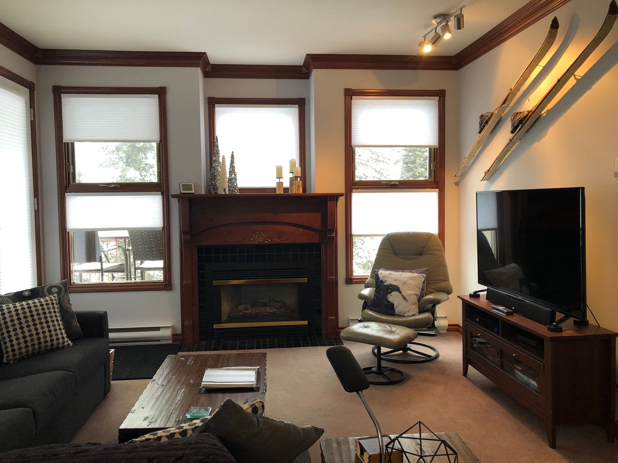 Corner 2nd floor condo, recently upgraded with new furniture and appliances. Bright open windows with views of the mountains, outdoor deck & BBQ, private laundry and great ski out access.