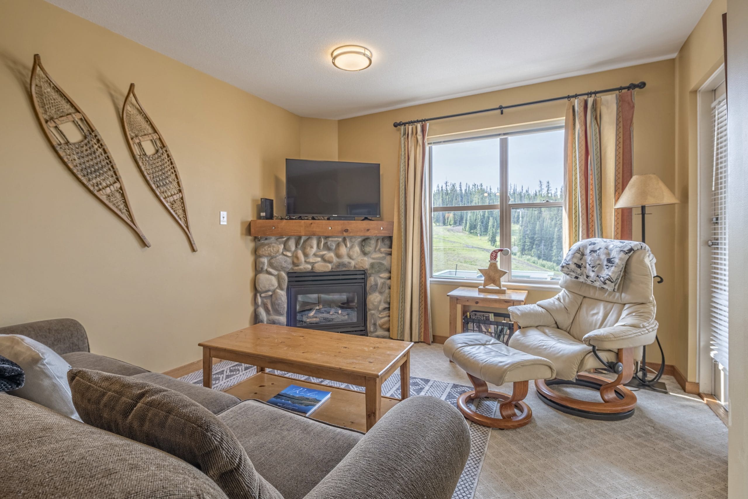 Top Floor Condo with balcony overlooking the Silver Queen Chair. Gas fireplace, TV, and it's pet-friendly!