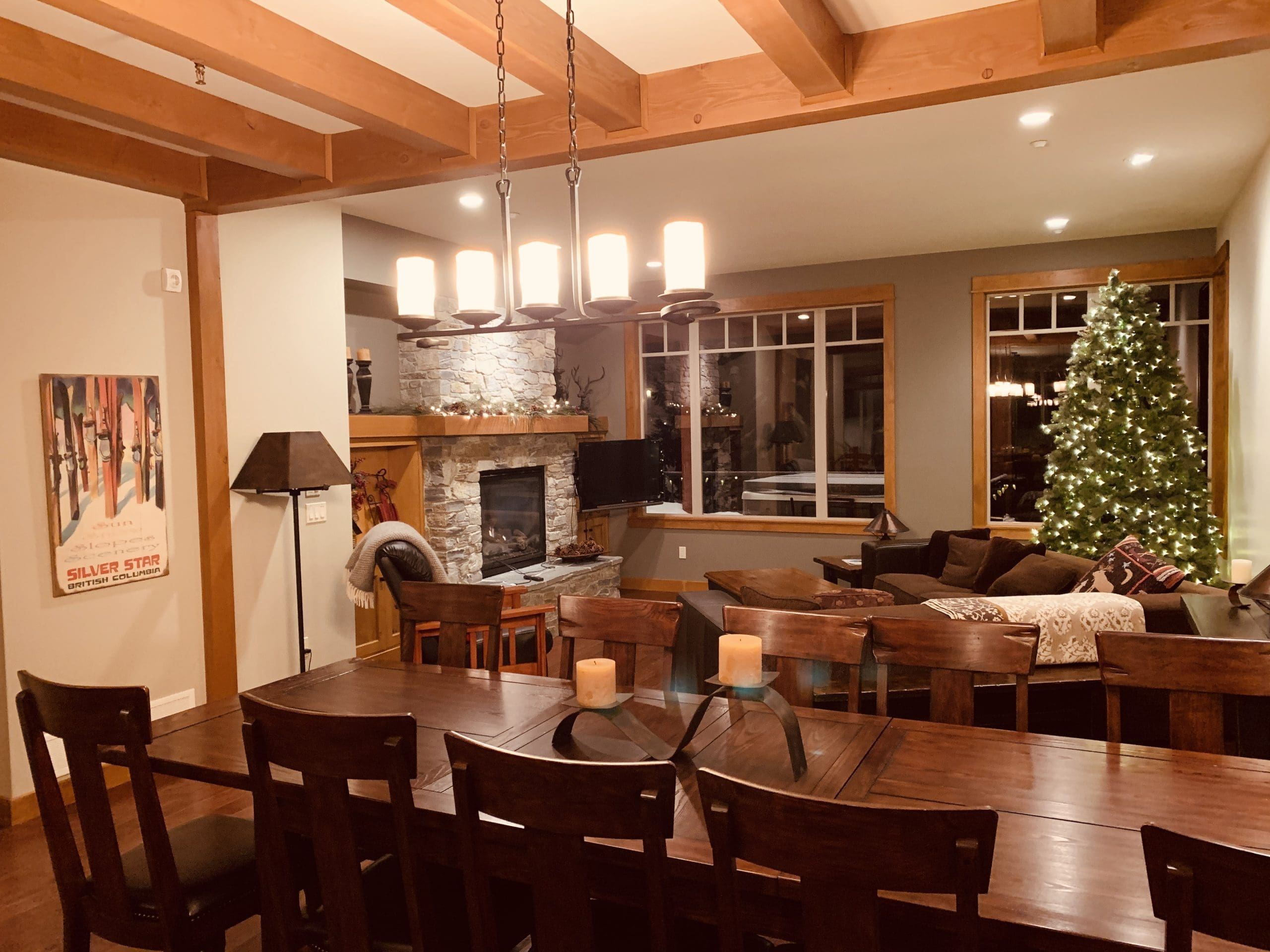 Large Dining table and room for family and friends to spread out with dining nook perfect for kids. Modern, upgraded home on the Knoll with private hot tub, laundry, BBQ, and great ski in and out access to the trails and runs.