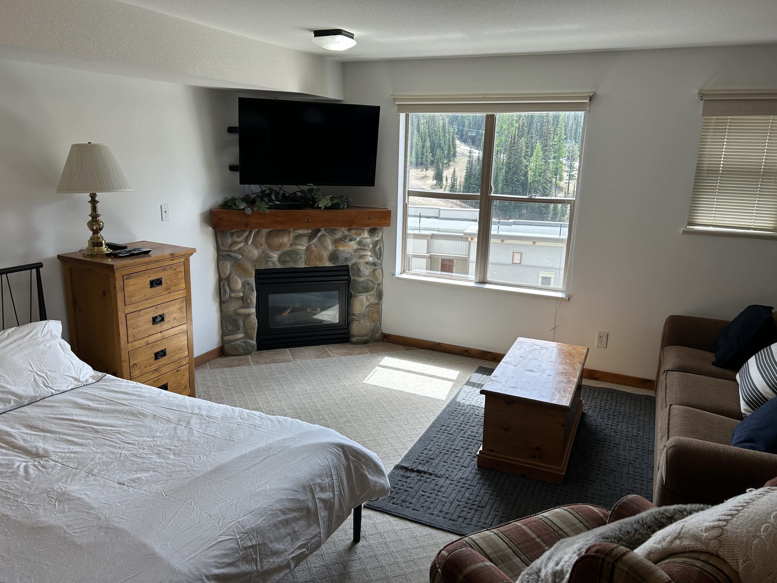 Quiet top floor studio condo at Creekside complex. Bright windows with views overlooking Tube Town and the Silver Queen Chair. Gas fireplace, TV, free parking and shared outdoor hot tub.