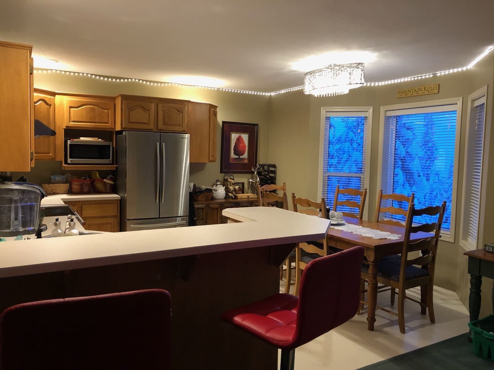 Cozy penthouse suite on the Knoll. Pet-friendly, private hot tub, laundry, large entryway for gear. Walk upstairs to large fully equipped kitchen, and open concept dining/living area.
