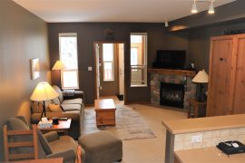 Cozy Ground Floor Studio Condo at the base of the Silver Queen Chair. Murphy bed in the living room, couch, gas fireplace and TV. Pet-friendly too!