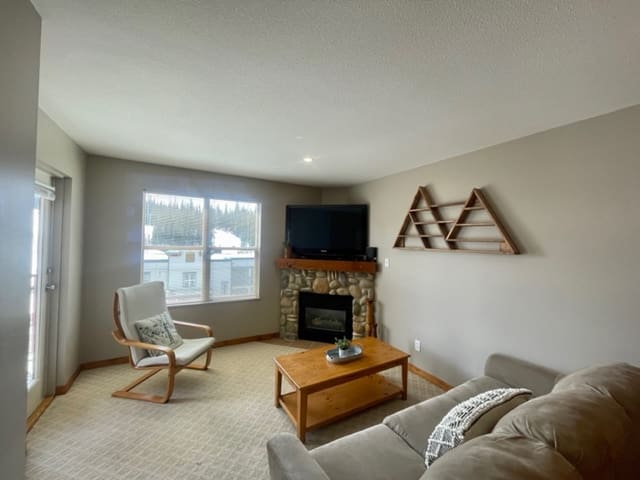 Cozy second floor condo with great views of the Silver Queen chair. Easy ski-in and out from the building with gas fireplace, TV and free parking.