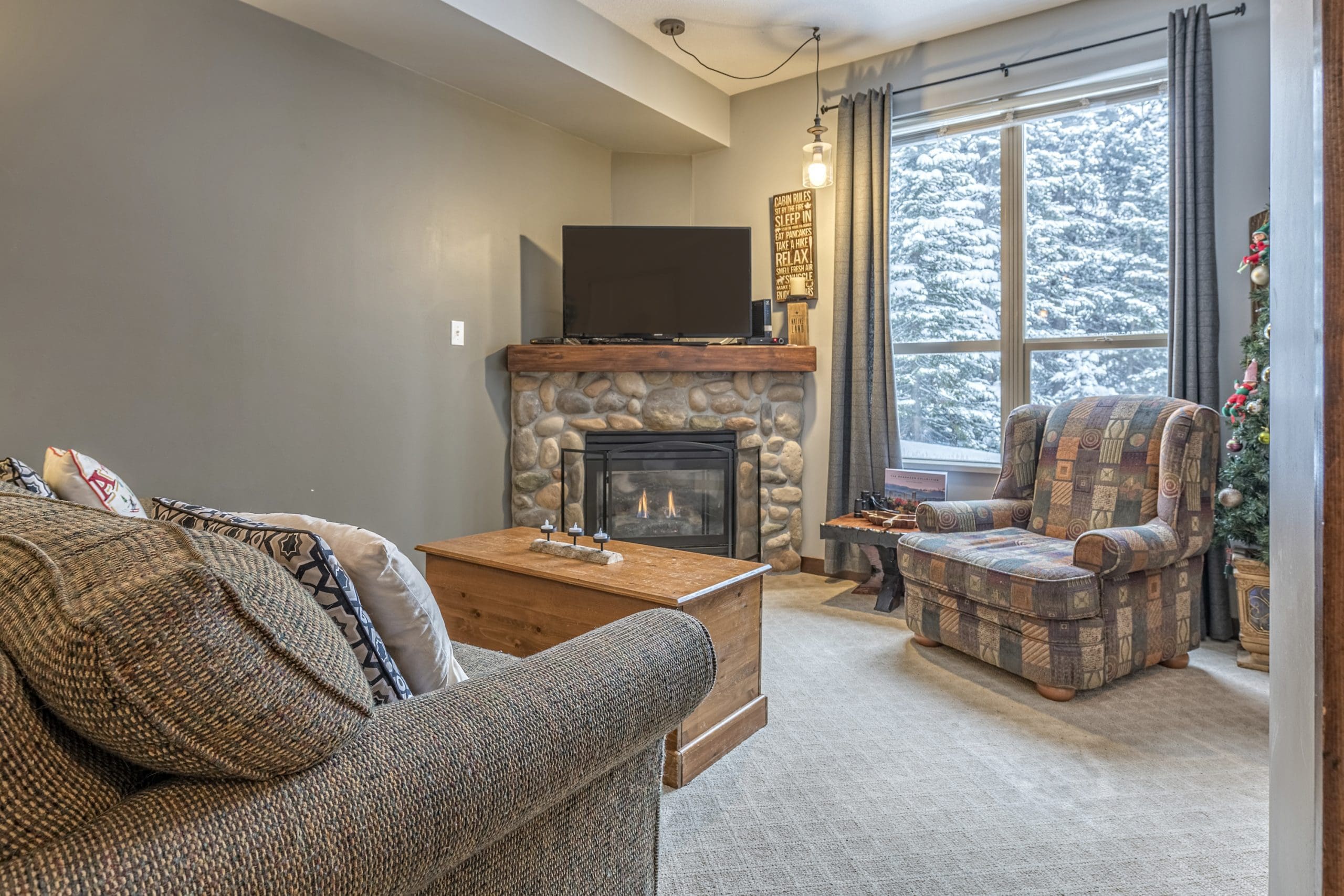 Cozy ground floor condo at Creekside. Ski right from your door to the Silver Queen Chair. Gas fireplace, TV and space for 7 guests.