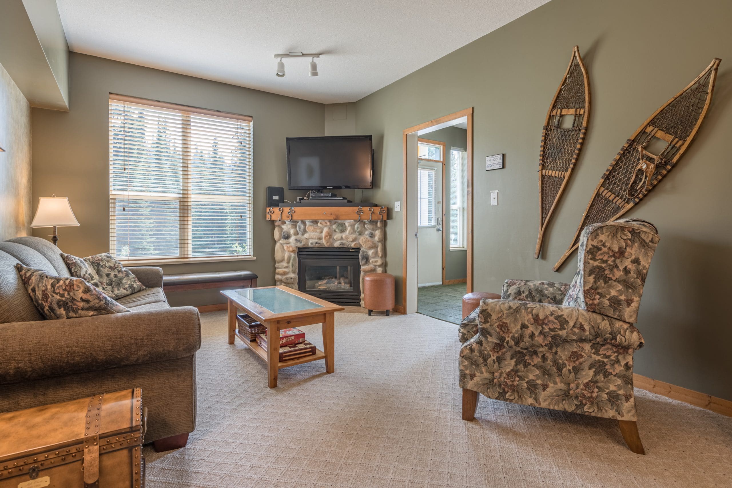Ground level pet-friendly condo at Creekside. Ski right out from your door to the slopes to start your day. Large entryway for boots and gear, gas fireplace, all brand new appliances and upgrades through unit. New TV's, high-speed WIFI and free parking.