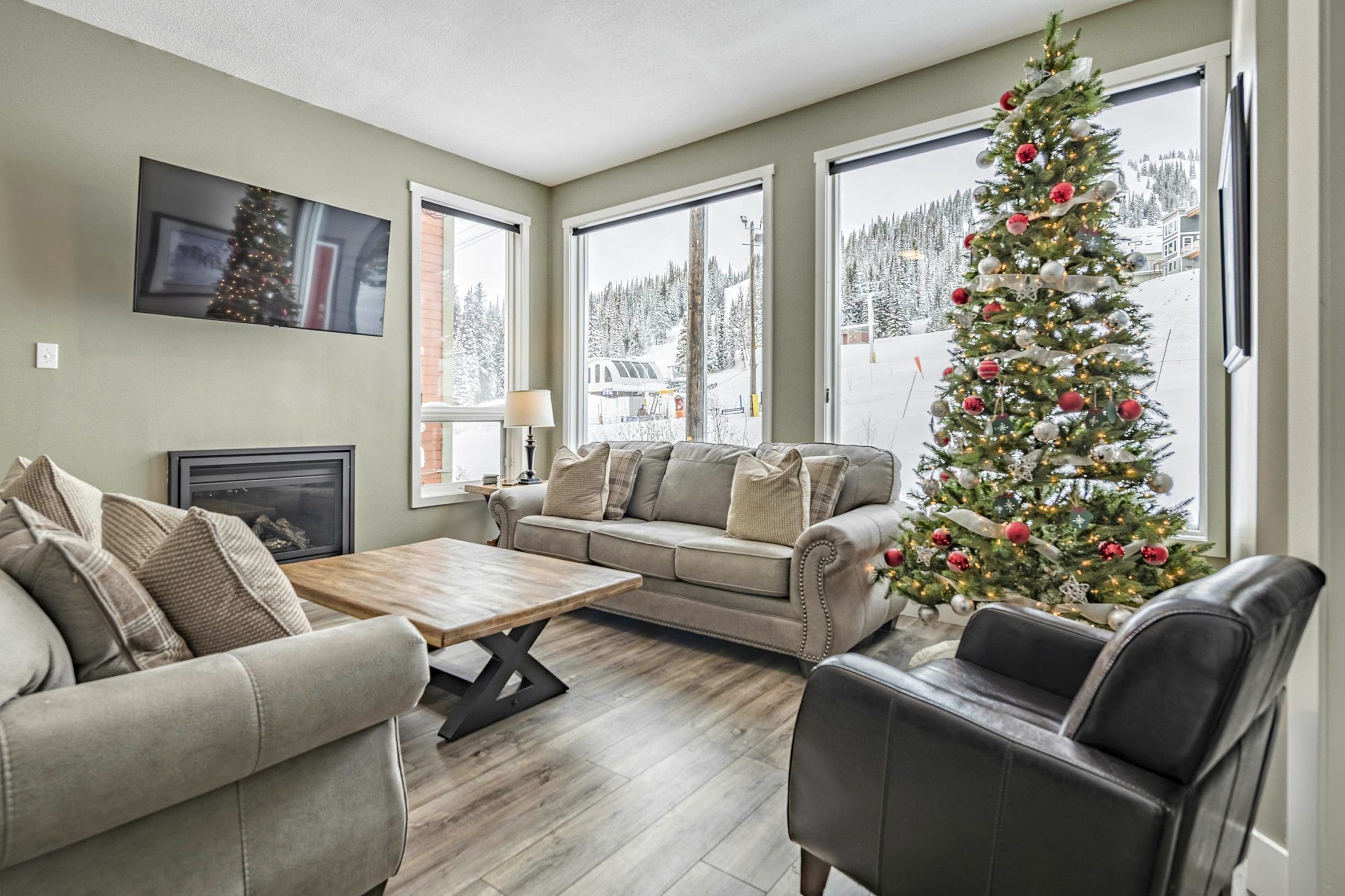 Upper Living Room with incredible views of the Alpine mountains. Private roof top hot tub and pet-friendly!