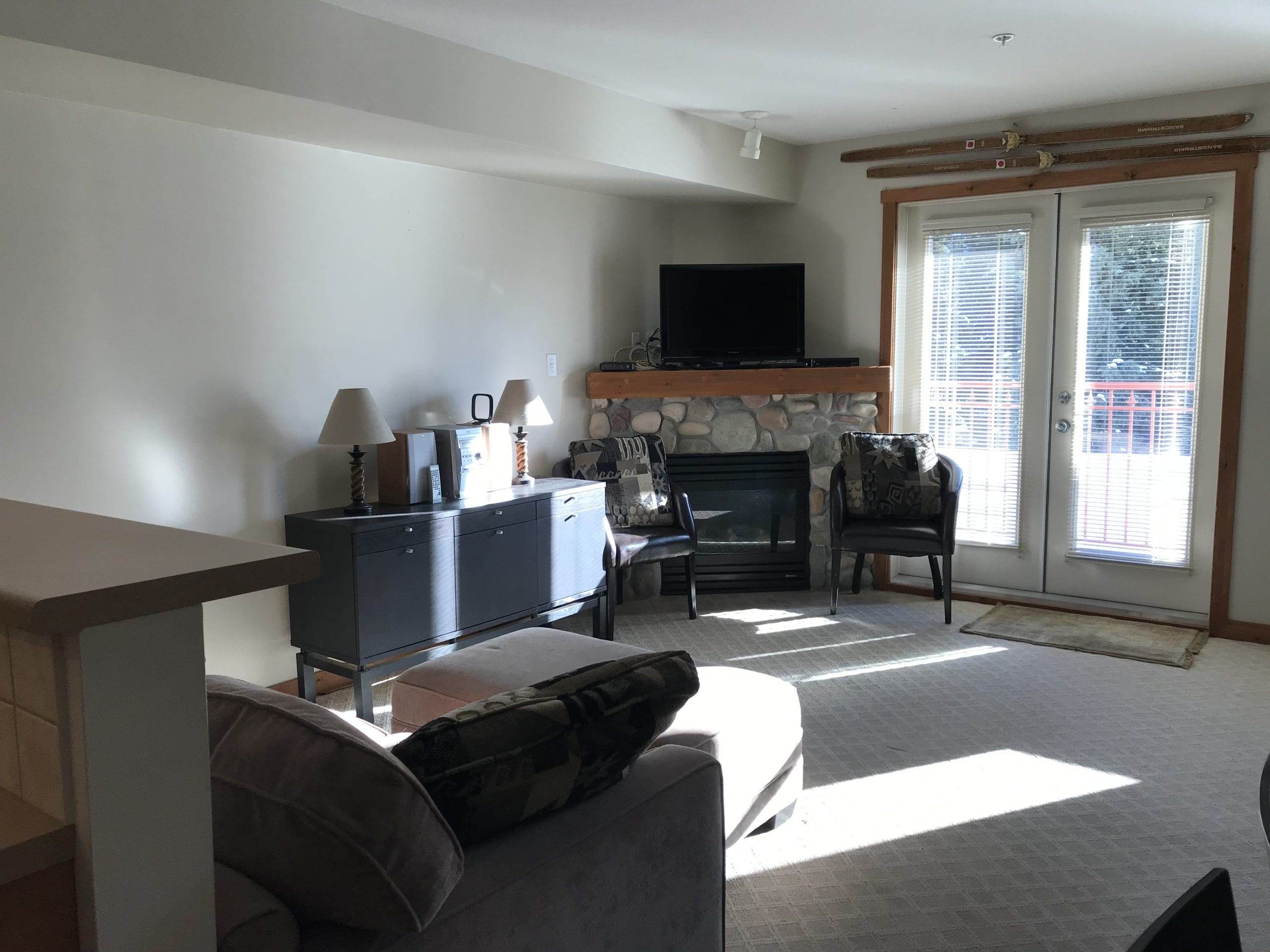 Studio condo at Creekside with direct access to the ski hill, pet-friendly, gas fireplace and murphy bed.