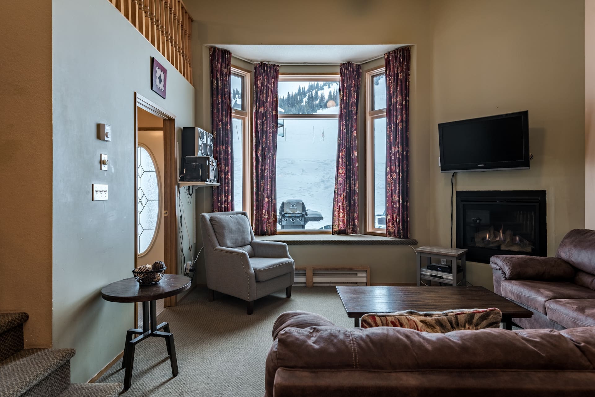 Family friendly private condo at the Pinnacles. Steps away from the village, ski in and out right from your door. Enjoy the private hot tub, BBQ on deck, and mountain views. Large open windows and it's pet friendly!