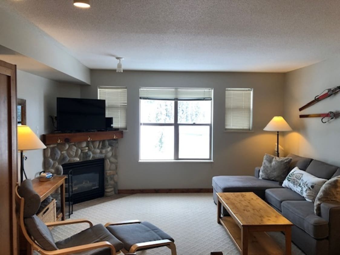 Cozy studio condo in the Wintergreen building at Creekside. Gas fireplace, TV, and free parking.