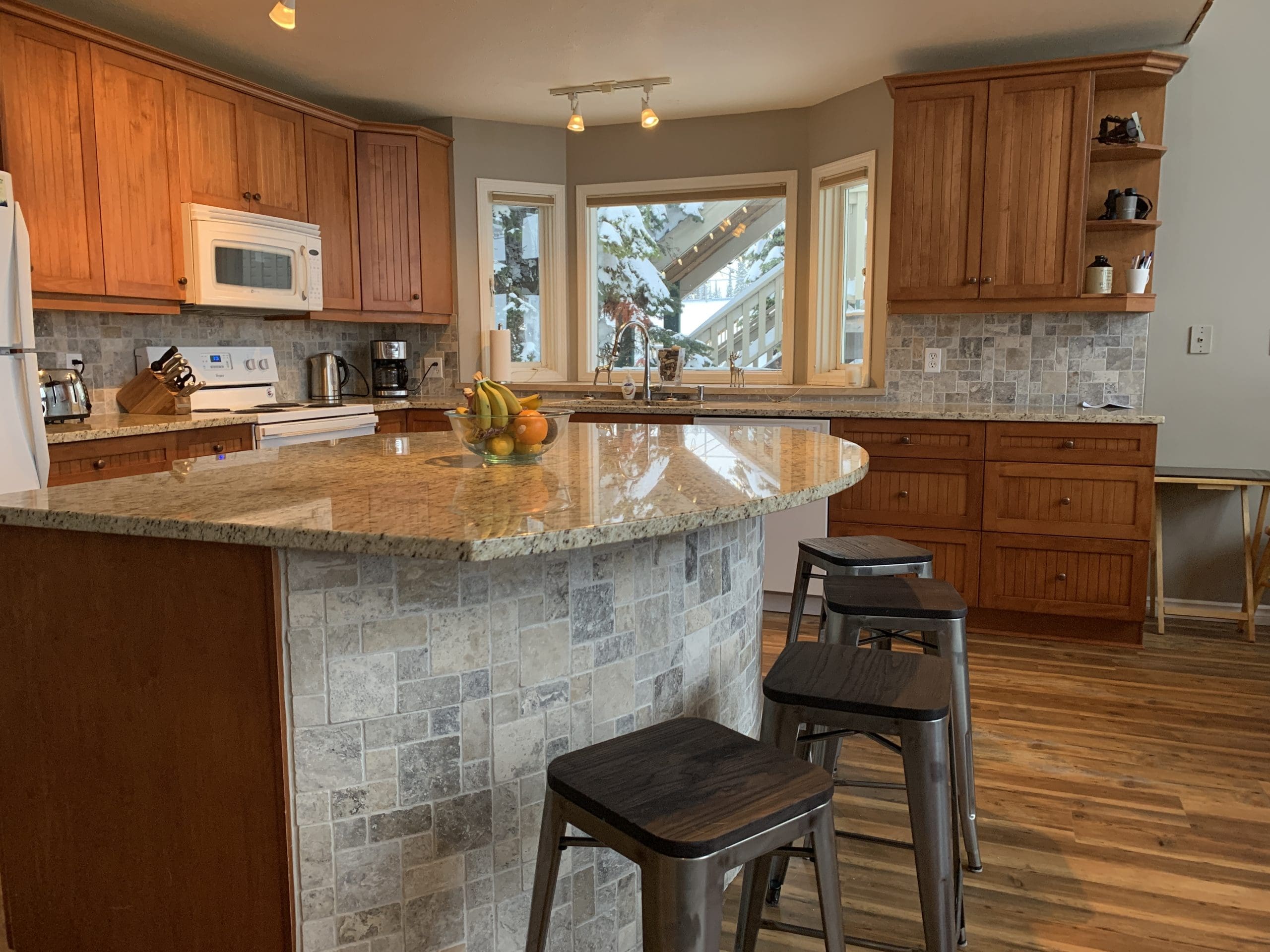 Brand new modern kitchen with breakfast bar, high ceilings and bright windows. Lots of space to spread out. Ski in and out right from the backyard with views of the Alpine Meadows chairlift. Less than a 5 minute walk to the village. Private hot tub, laundry, and modern finishings.