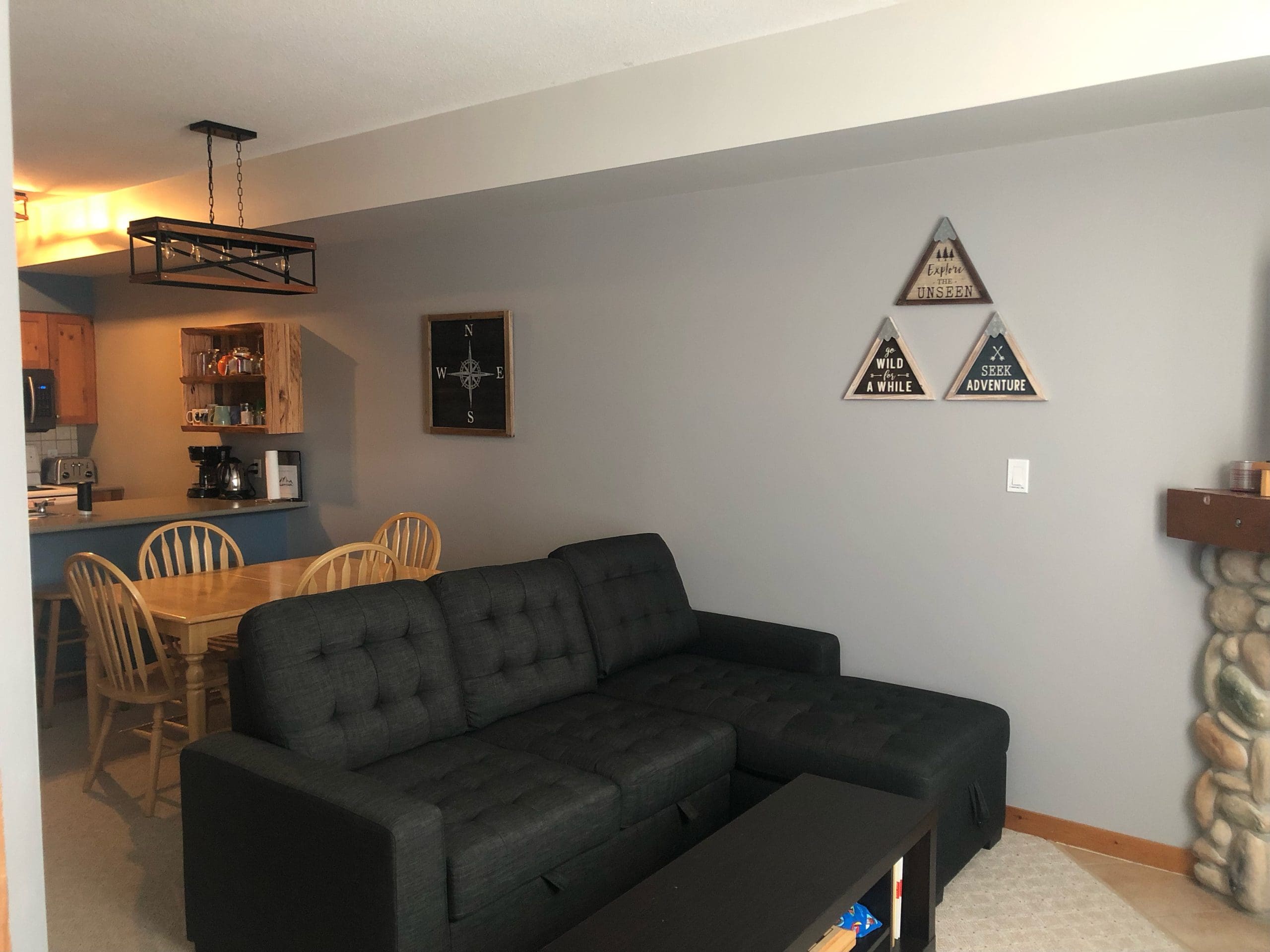 Alpine Oasis pet-friendly ground floor condo at Creekside. Slopeside for easy ski-in and ski out. Cozy living room with gas fireplace, tv, an d dining table.