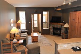 Cozy Ground Floor Studio Condo at the base of the Silver Queen Chair. Murphy bed in the living room, couch, gas fireplace and TV. Pet-friendly too!