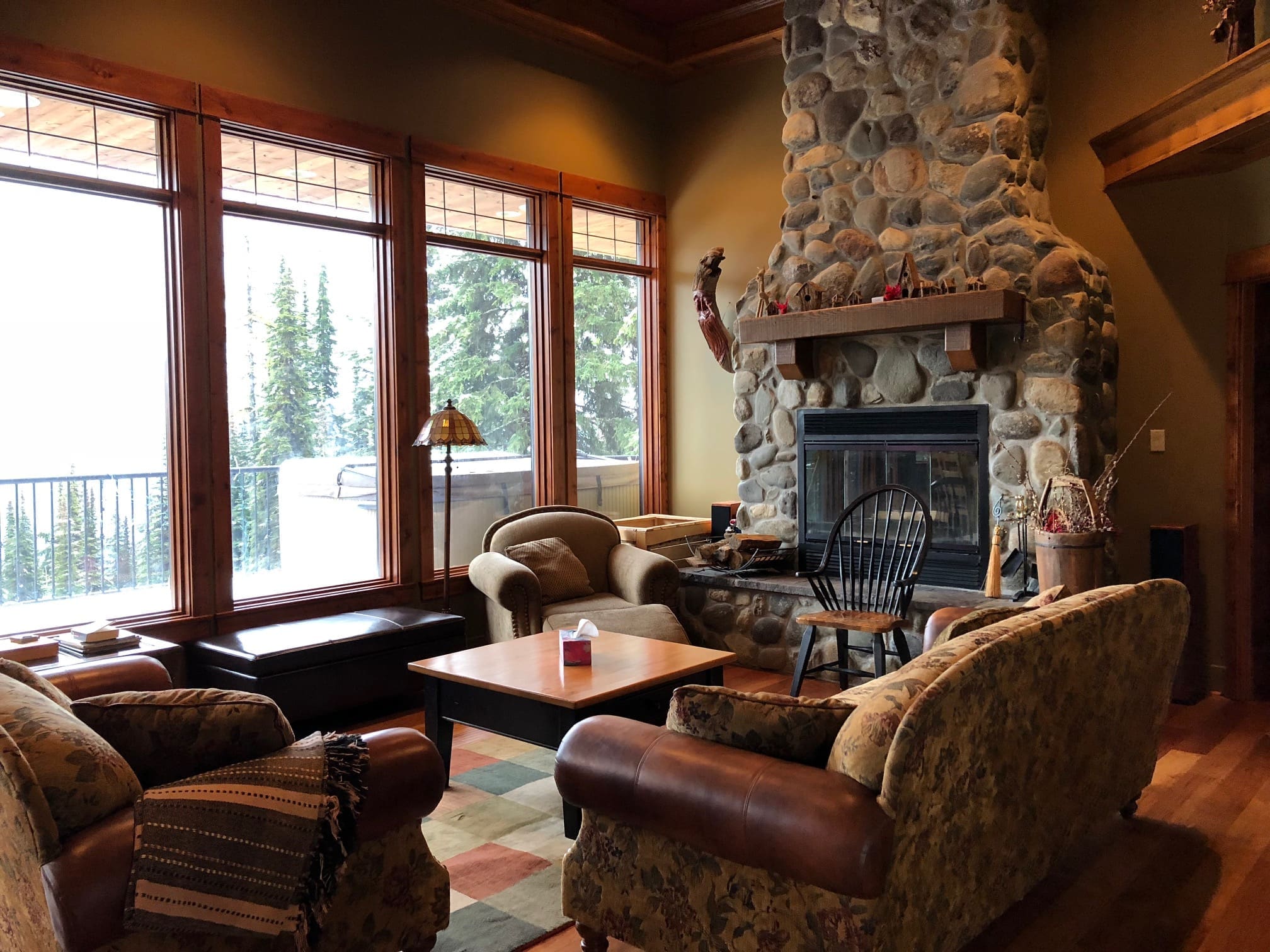 Bright open concept living room with high vaulted ceilings, incredible views, large stone gas fireplace. Ski to and from your door and enjoy the heated ski/boot room, ski waxing room and bench, private hot tub, laundry, modern upgraded kitchen and lots of living space for everyone to spread out. Gas BBQ on deck.