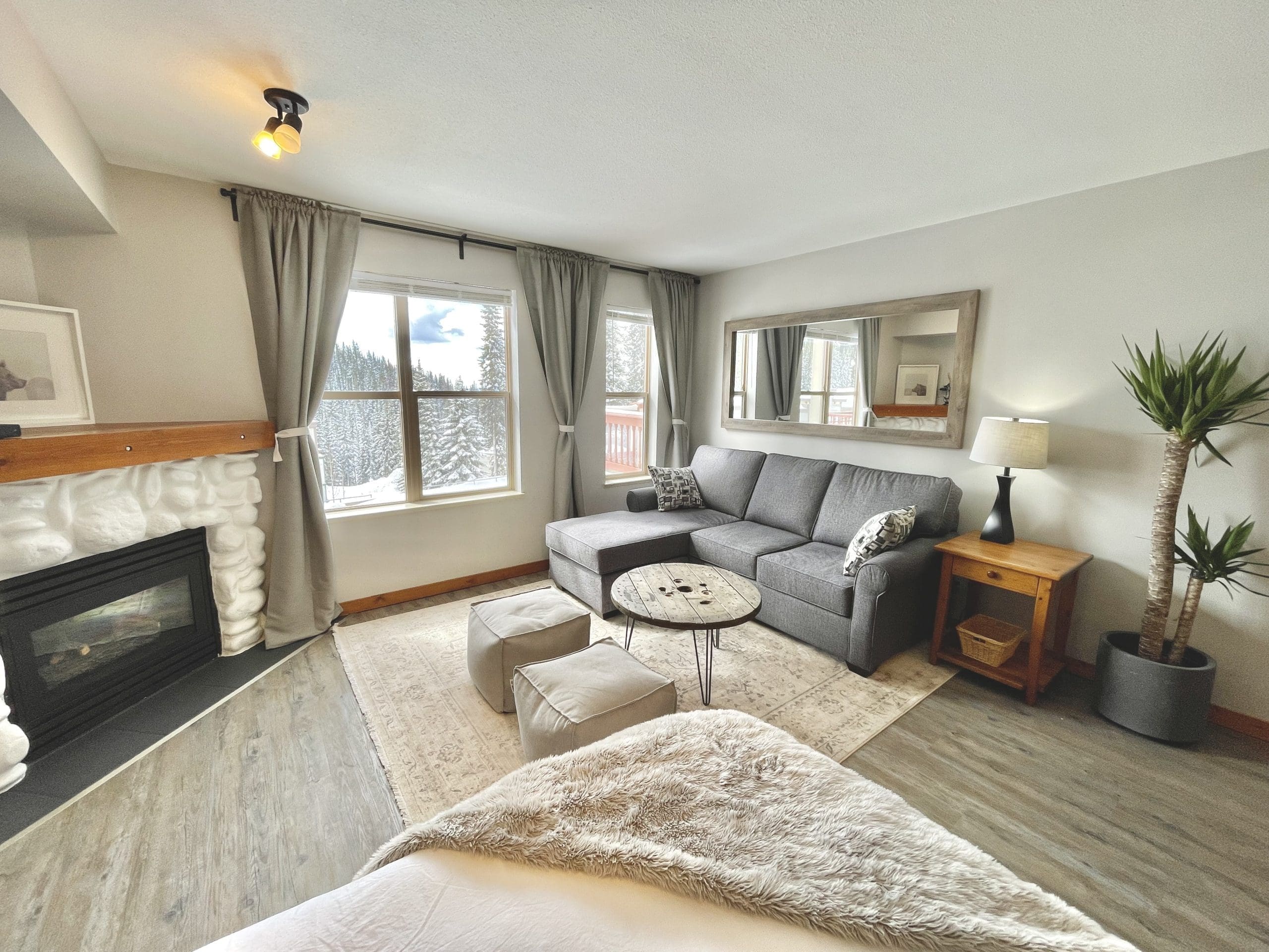 Ground-level access studio condo at Creekside. Bright open windows with mountain veiws, gas fireplace and TV. Pet-friendly too!